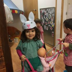 avui tothom amb barret 03