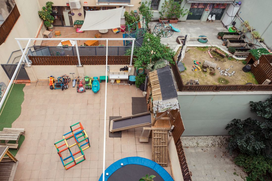 Els patis de l'escola i el sorral.